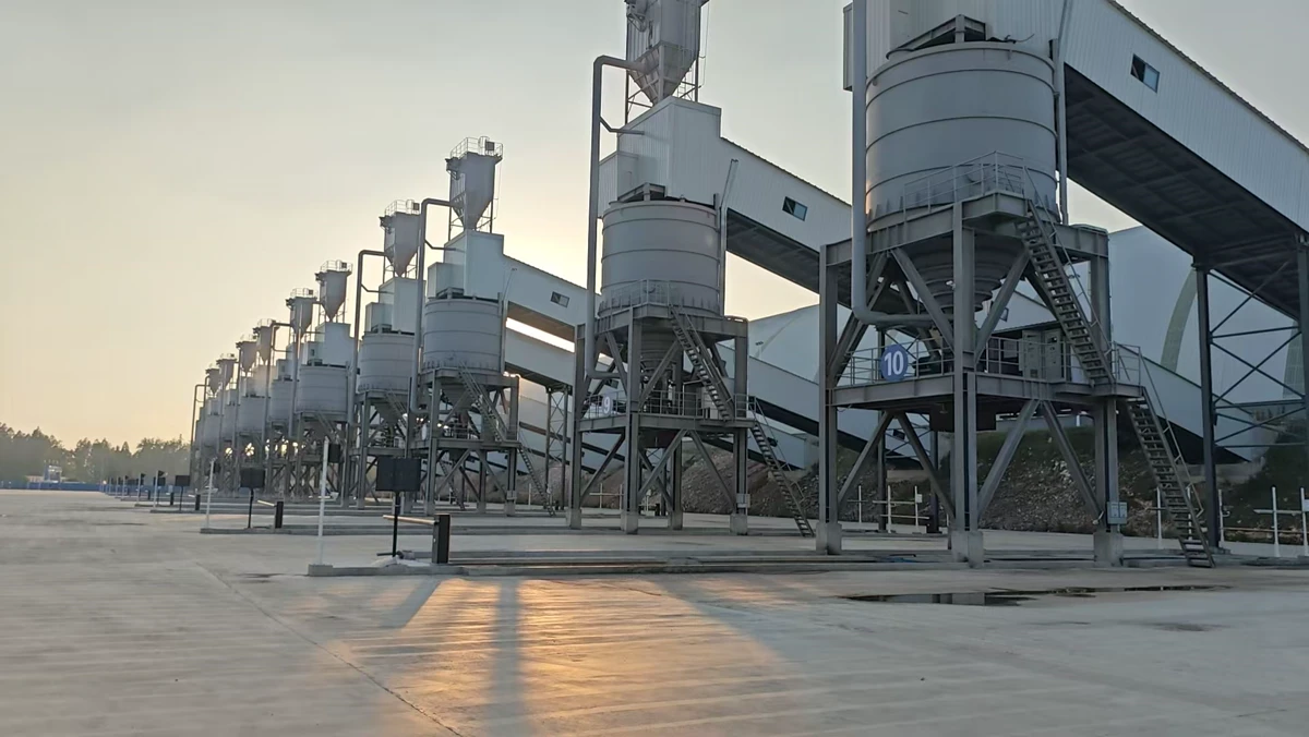Steel silo installation with loading bays and conveying structures